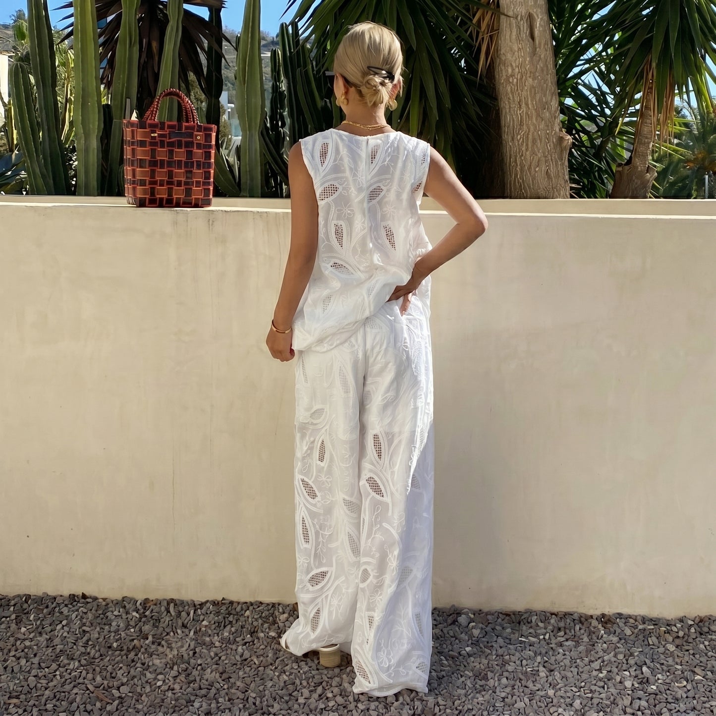 Nora - Conjunto calado con bordado de hojas minimalista