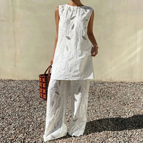 Nora - Conjunto calado con bordado de hojas minimalista