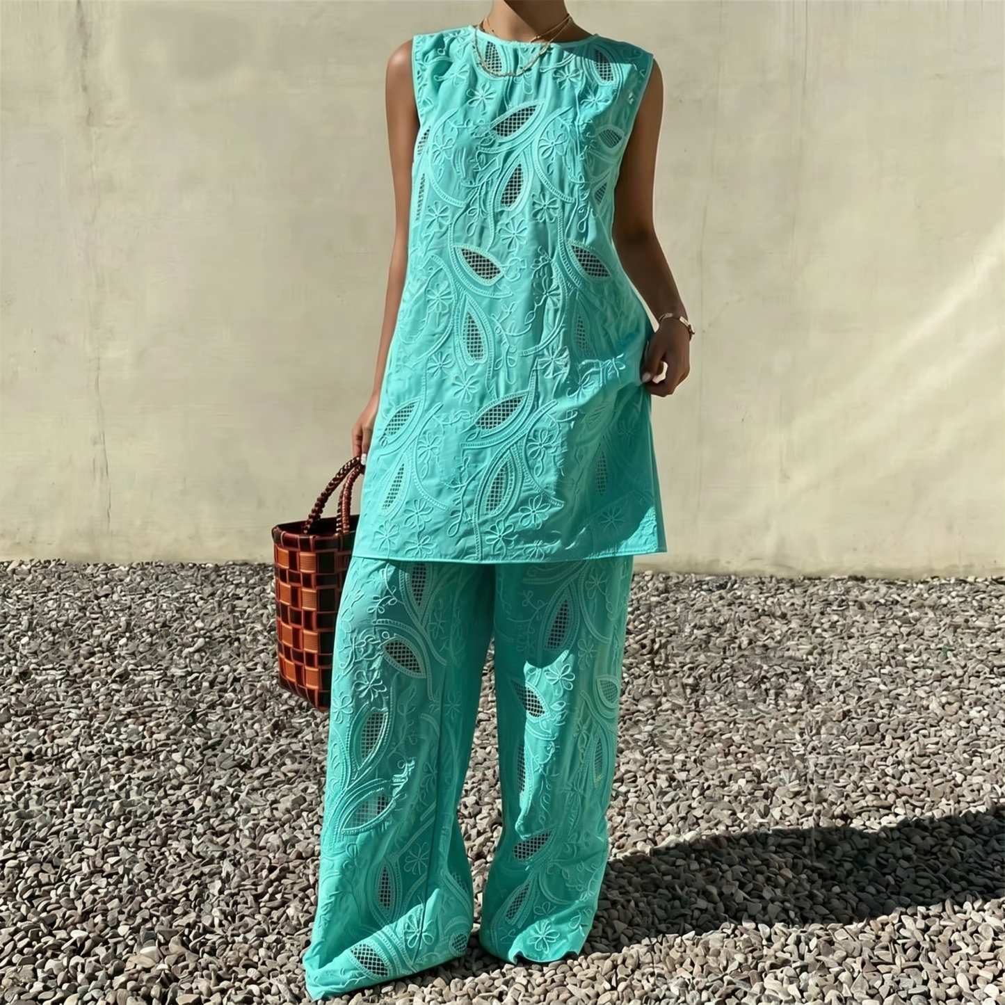 Nora - Conjunto calado con bordado de hojas minimalista