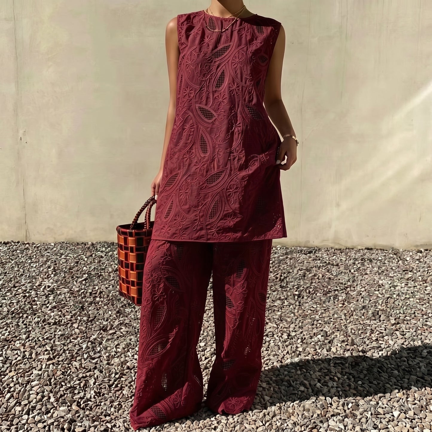 Nora - Conjunto calado con bordado de hojas minimalista